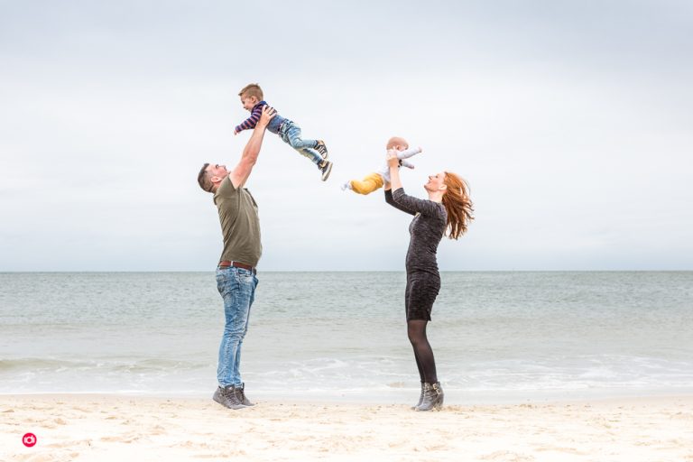 Lifestyle fotografie – Familie fotoshoot op het strand Ouddorp