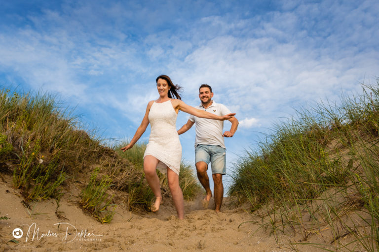 Loveshoot op het strand als voorbereiding op de trouwdag