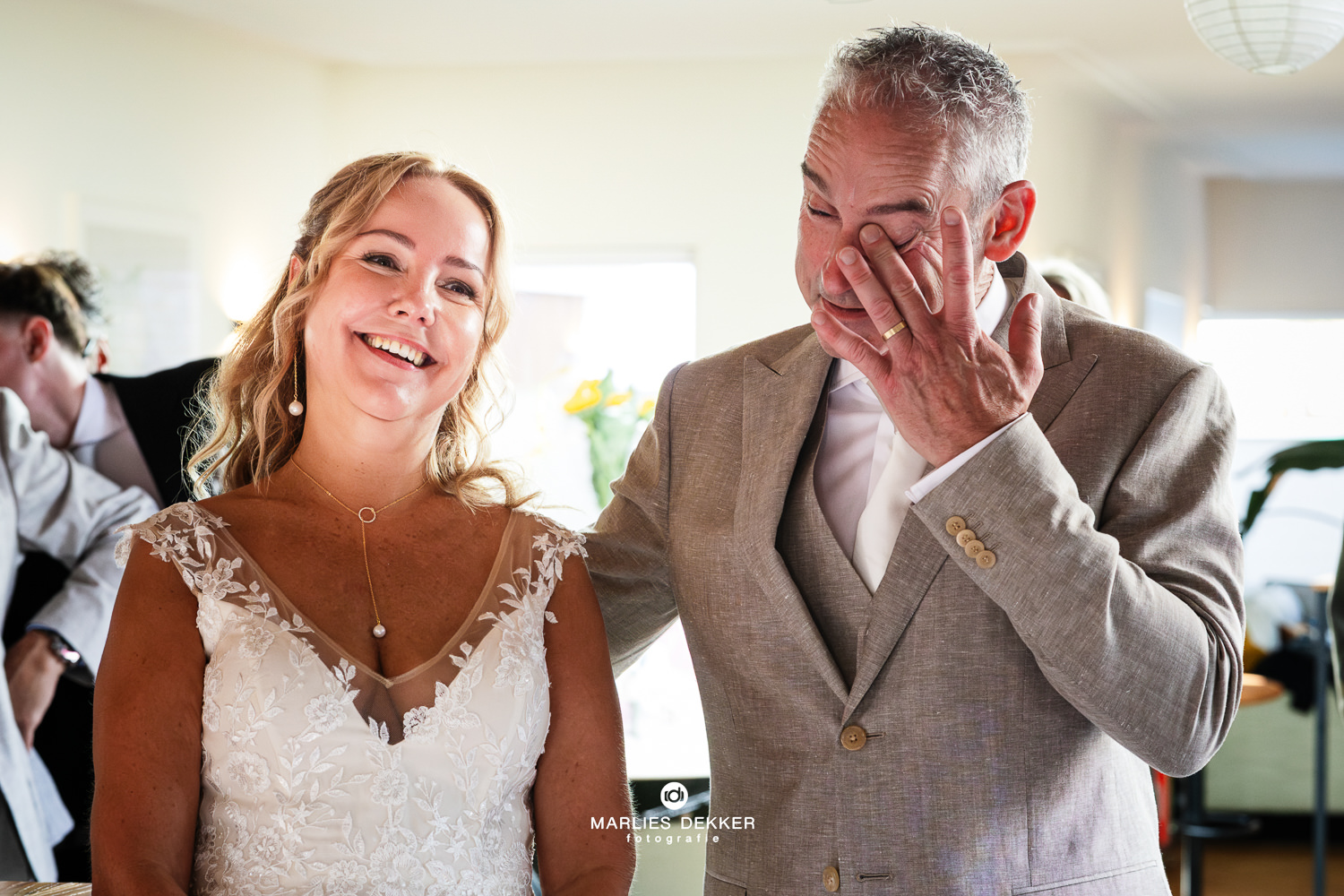 Trouwen in Scheveningen bij Strandhuis mavi de bruidegom is emotioneel