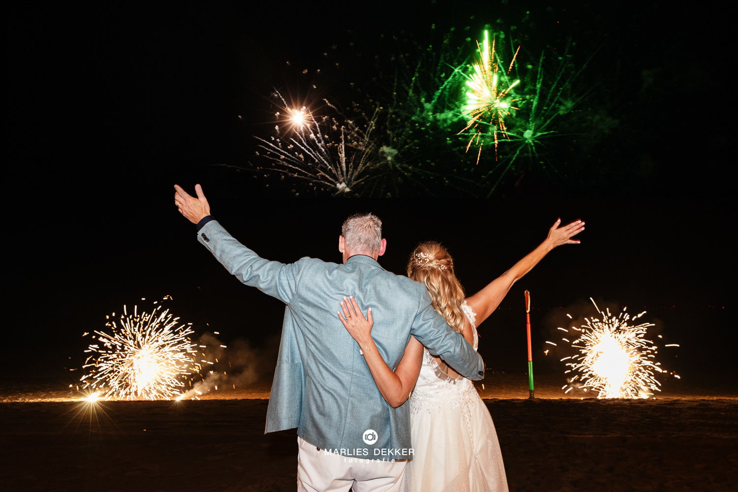 Trouwen in Scheveningen bij Strandhuis mavi , vuurwerk bij strandtent Mavi, vuurwerk op je bruiloft