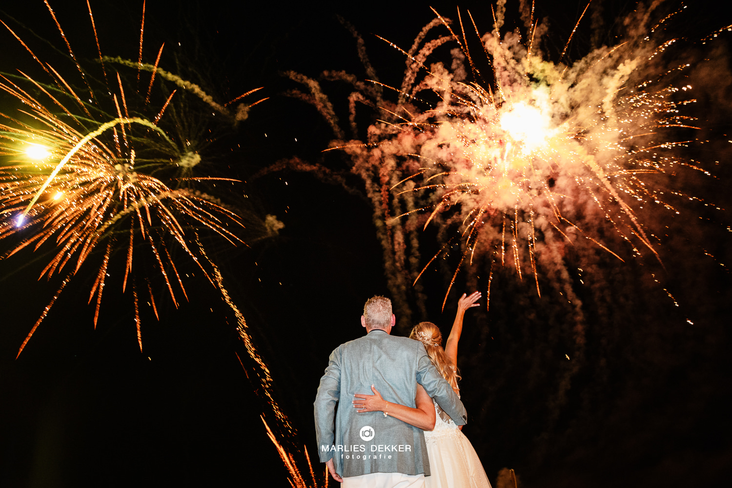 Vuurwerk op je bruiloft Trouwen in Scheveningen bij Strandhuis mavi , vuurwerk bij strandtent Mavi