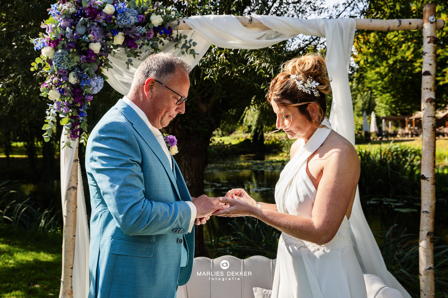 Trouwen bij het Land van Belofte in Moerkapelle bij Rotterdam, het aanschuiven van de ringen.