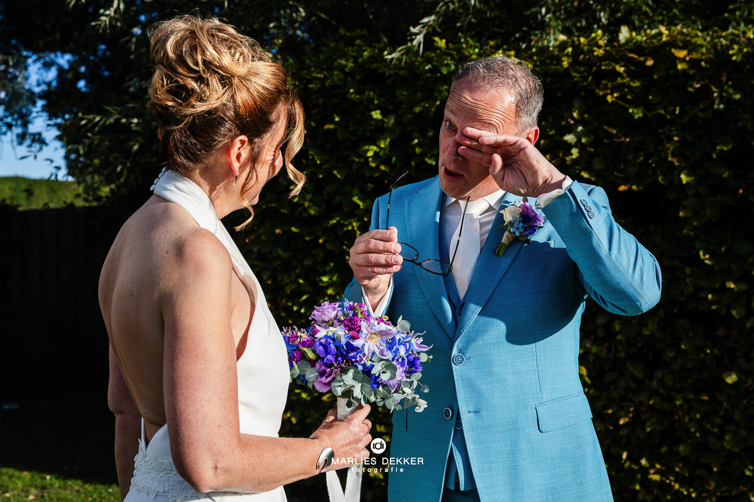 Trouwen bij het Land van Belofte in Moerkapelle bij Rotterdam; de first look van het bruidspaar