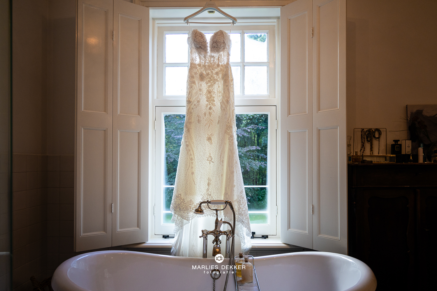 Trouwfotograaf Fazant Ulvenhout door Marlies Dekker gefotografeert deze prachtige jurk van Weddings in Rotterdam