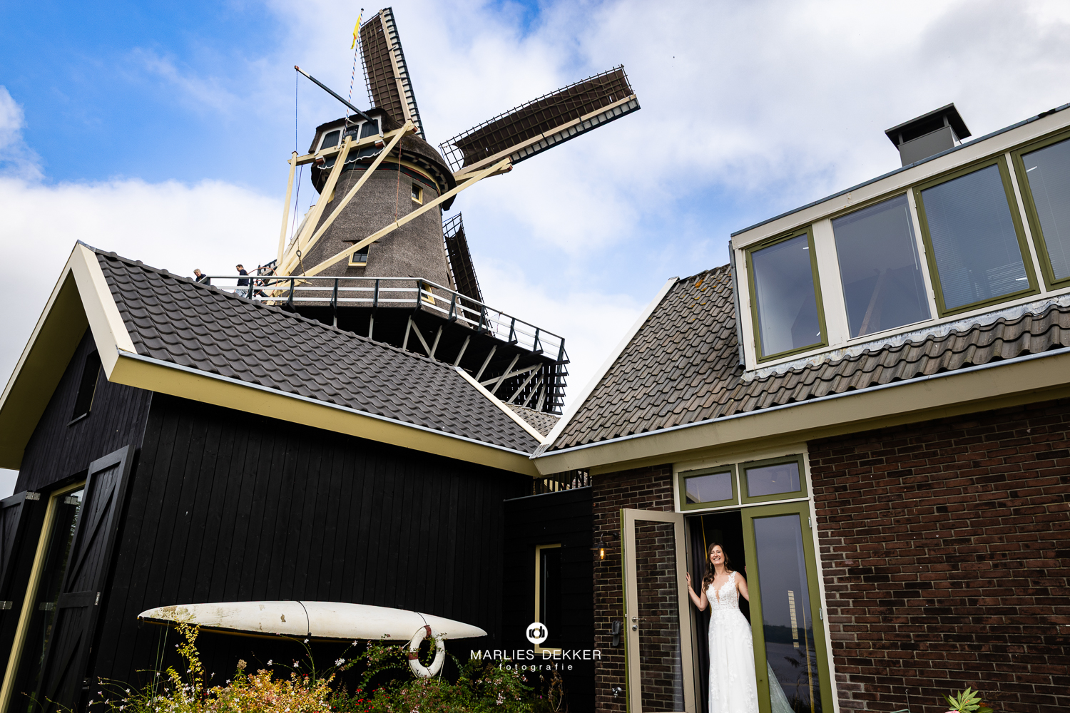 Trouwen trouwfotograaf Boathouse Rotterdam, omkleden bij de molen