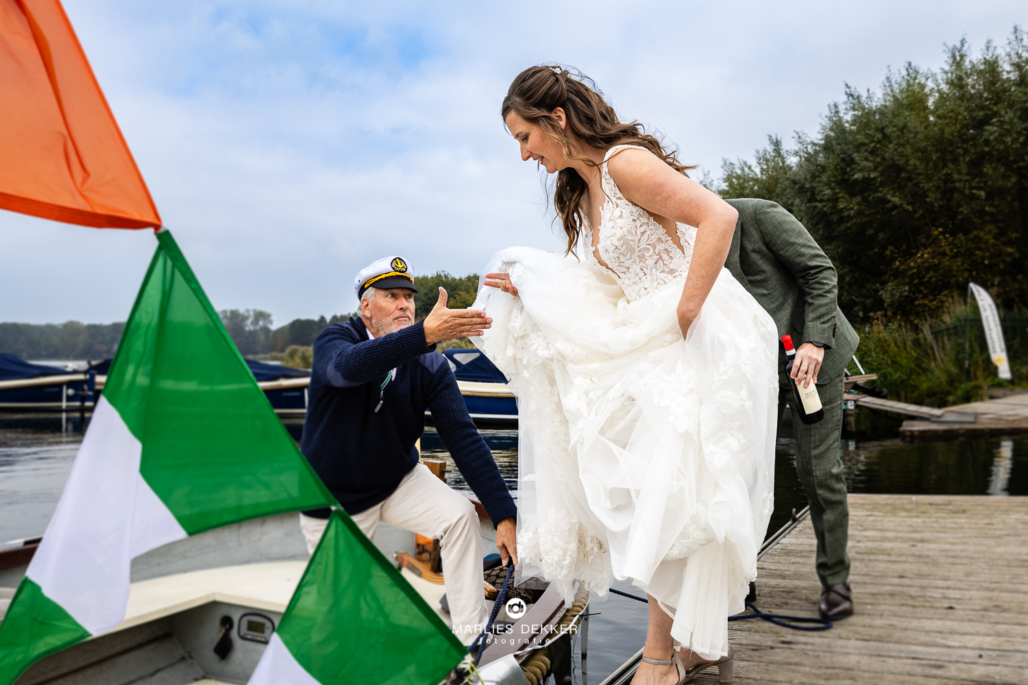 Trouwen trouwfotograaf Boathouse Rotterdam, opstappen op de boot, in het huwelijksbootje aan de Kralingse plas