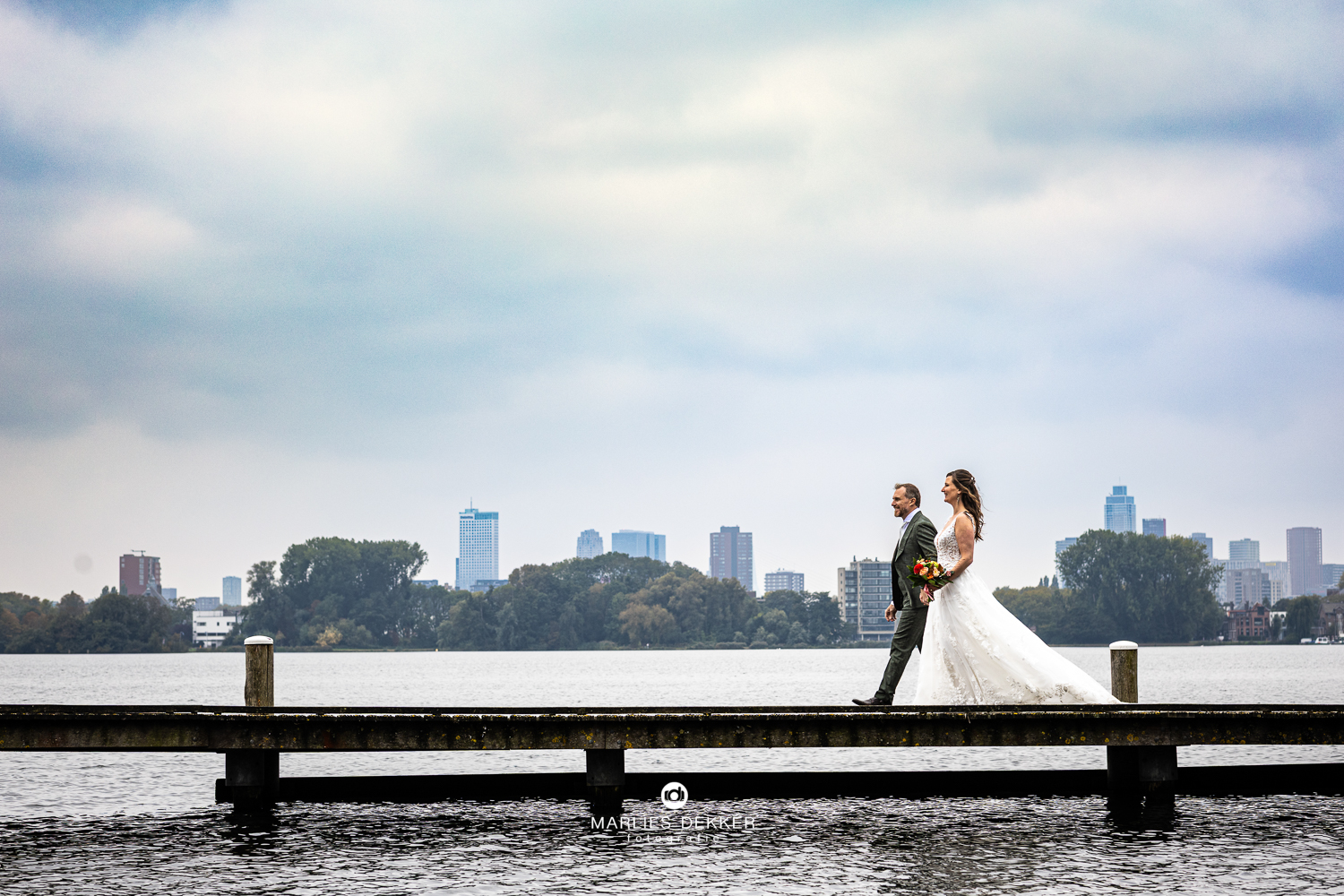 Trouwen trouwfotograaf Boathouse Rotterdam, fotoshoot op de steigers