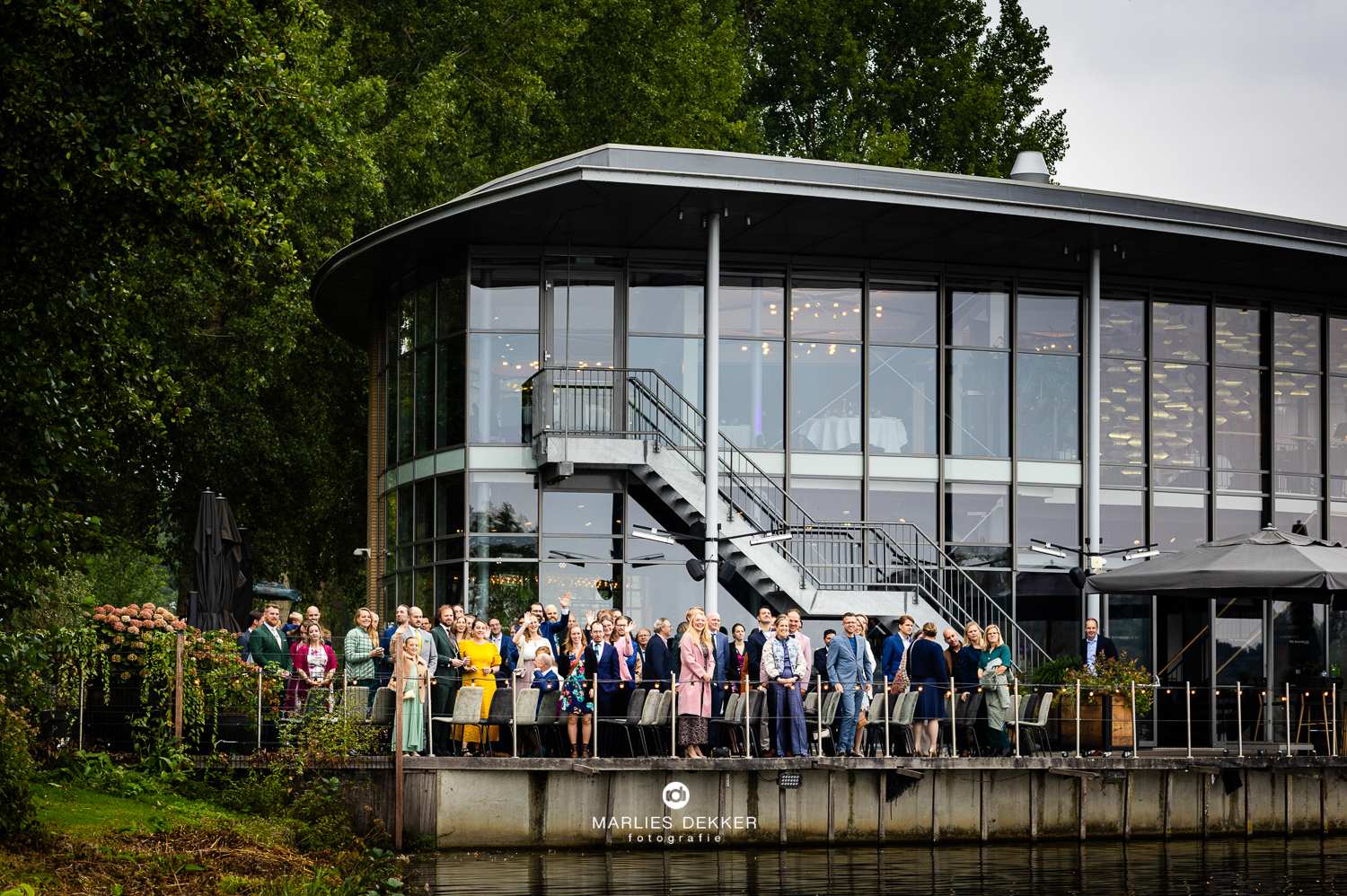 Trouwen trouwfotograaf Boathouse Rotterdam, aankomst bij the boathouse