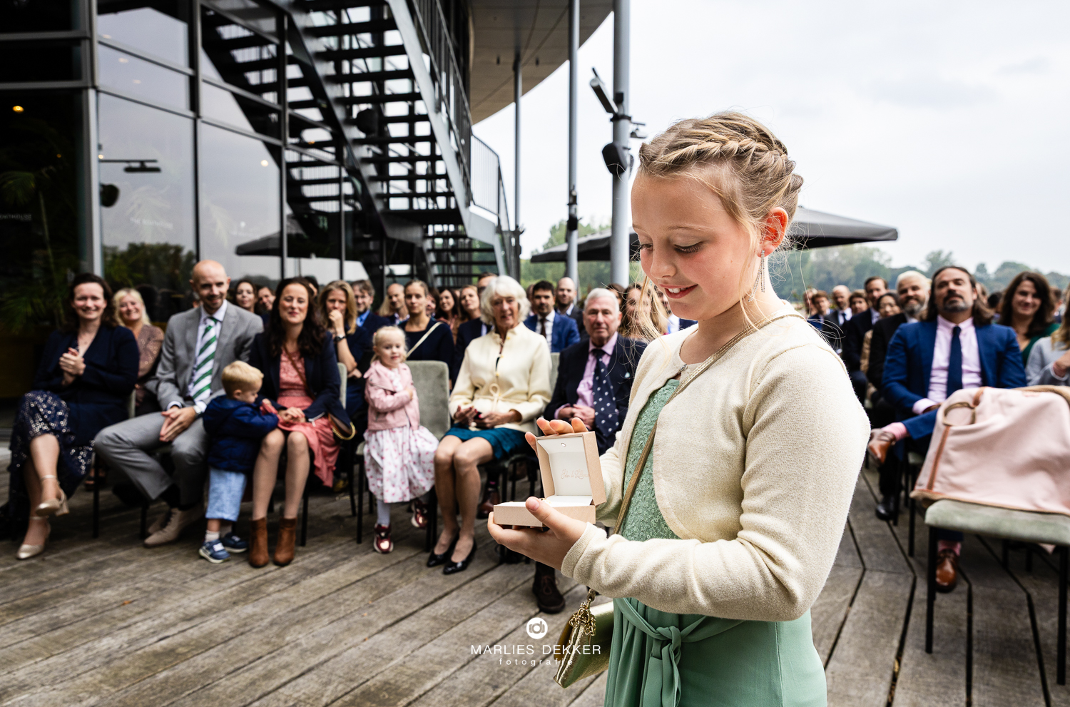 Trouwen trouwfotograaf Boathouse Rotterdam, het ringenmeisje