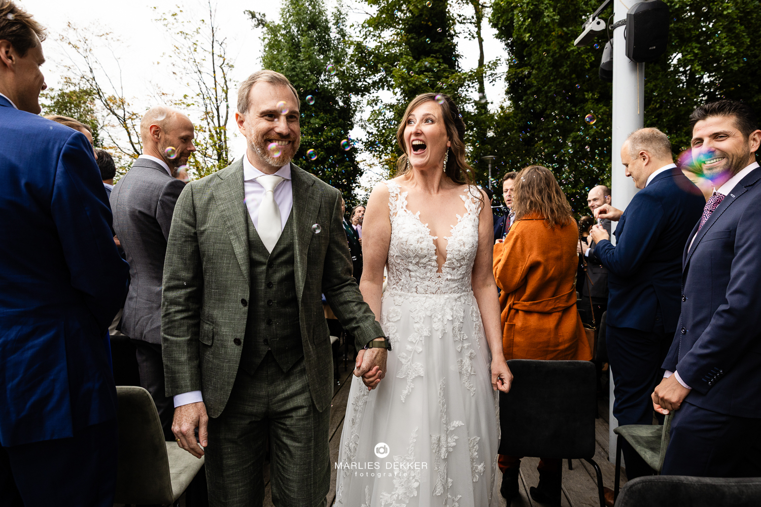 Trouwen trouwfotograaf Boathouse Rotterdam, einde van de huwelijks ceremonie bij the boathouse kralingen