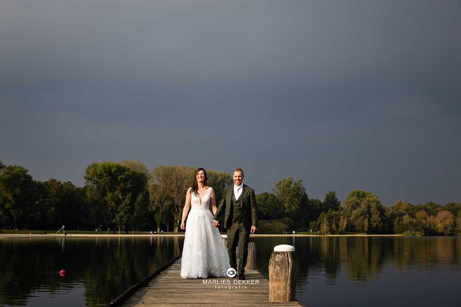 Trouwen trouwfotograaf Boathouse Rotterdam, fotoshoot op de steiger van the boathouse Kralingen