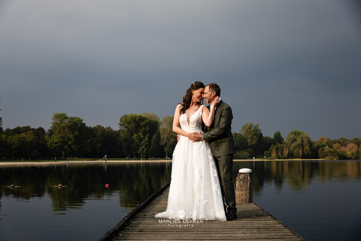 Trouwen trouwfotograaf Boathouse Rotterdam, fotoshoot bruidspaar