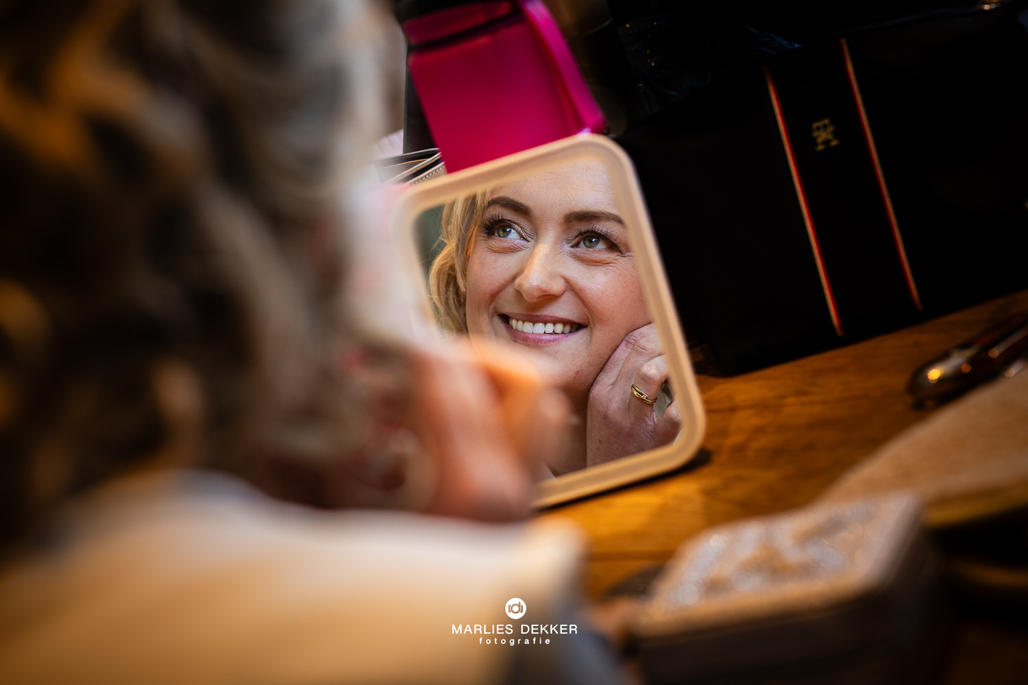 Trouwen bij Anafora in Vleuten, nog even make up checken van de bruid