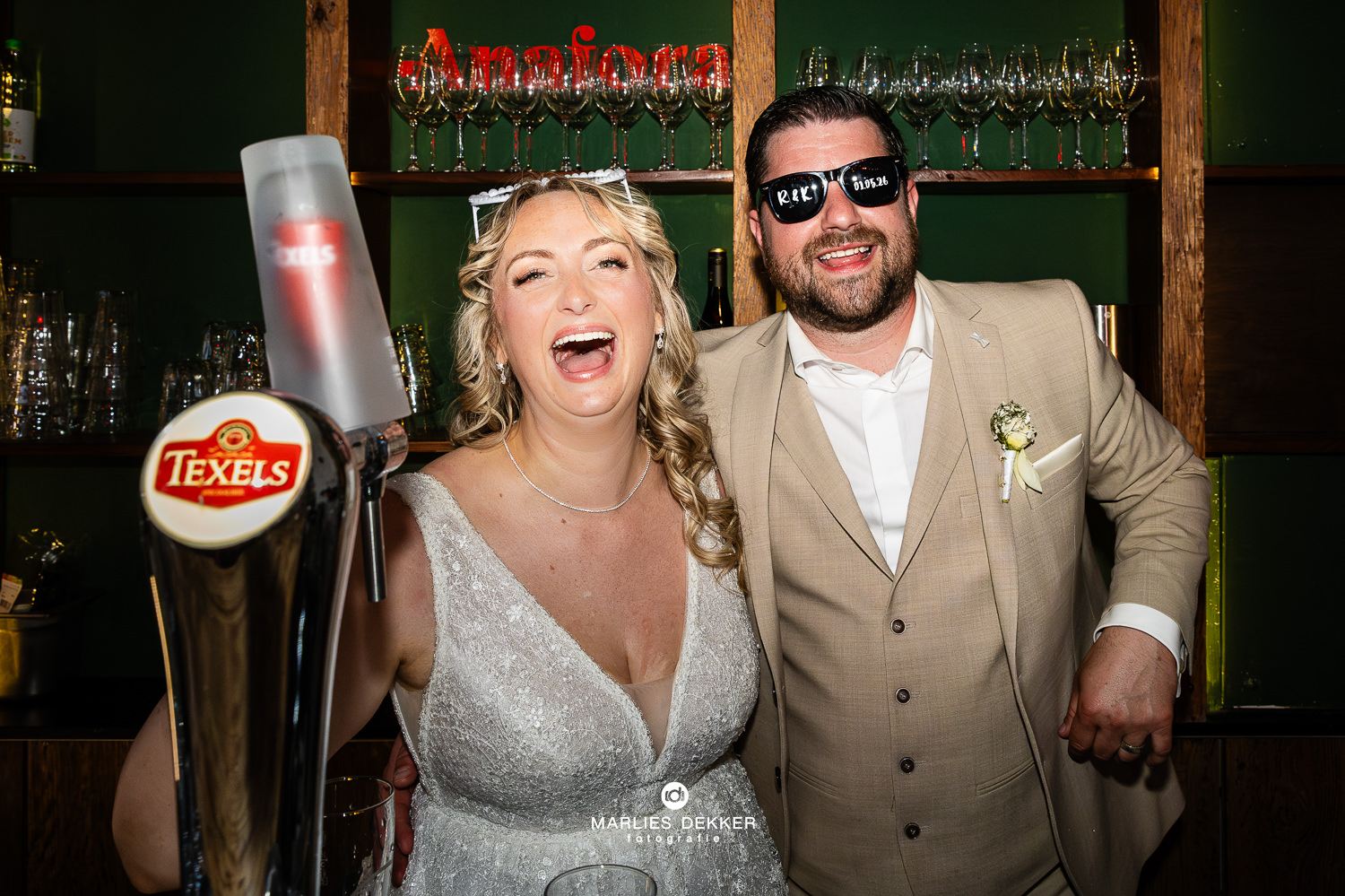 Trouwen bij Anafora in Vleuten, het bruidspaar opent de bar