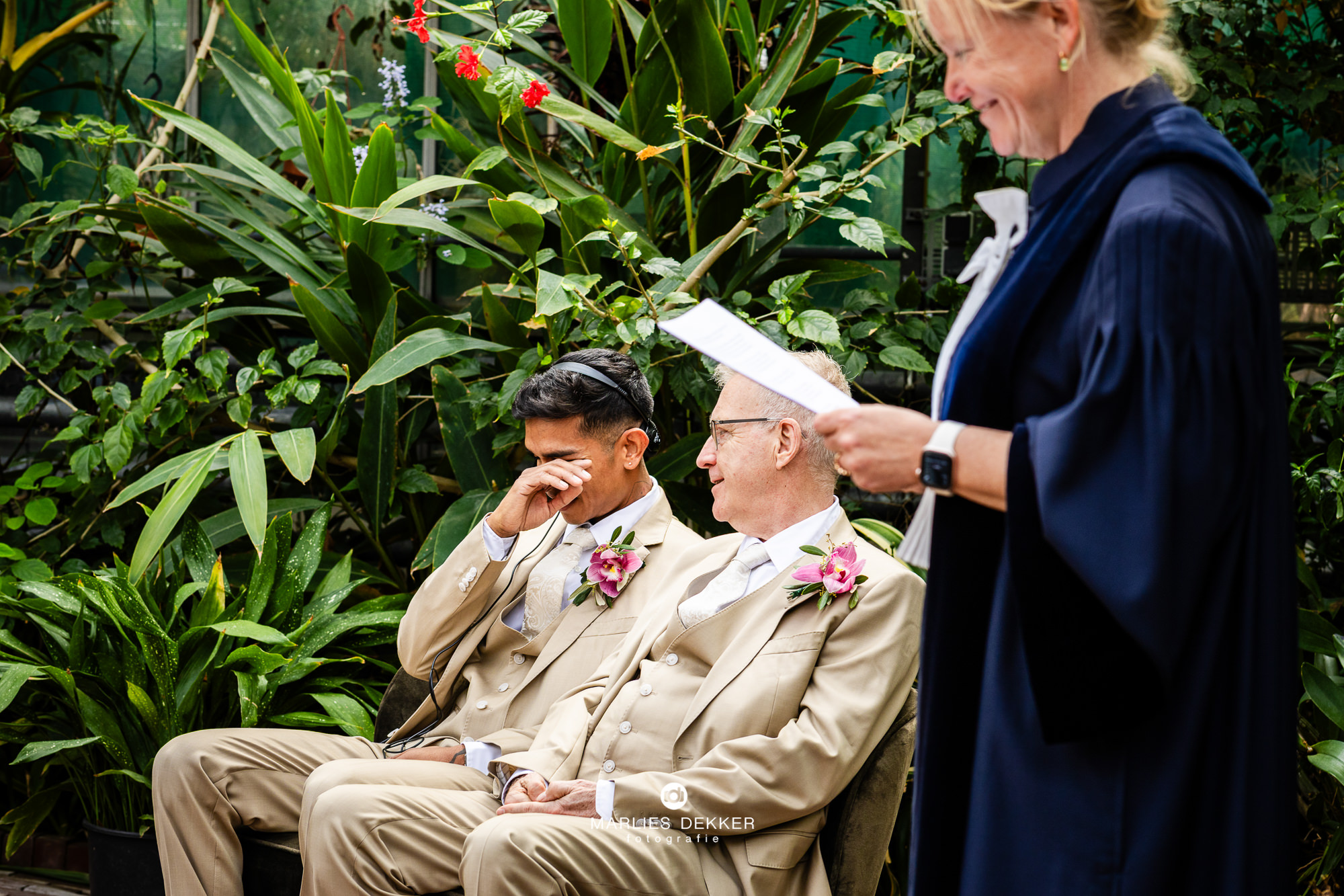 Trouwen in de botanische tuin Vrije Universiteit van Amsterdam met Jantina Woudstra als babs