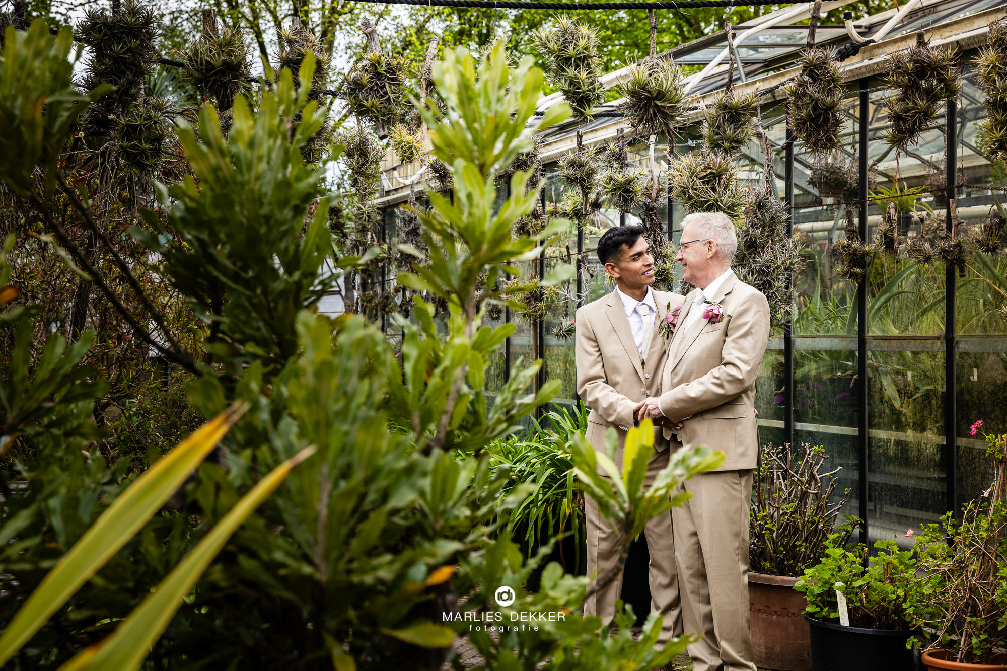 Trouwen in de botanische tuin Vrije Universiteit van Amsterdam, fotoshoot in de tuinen