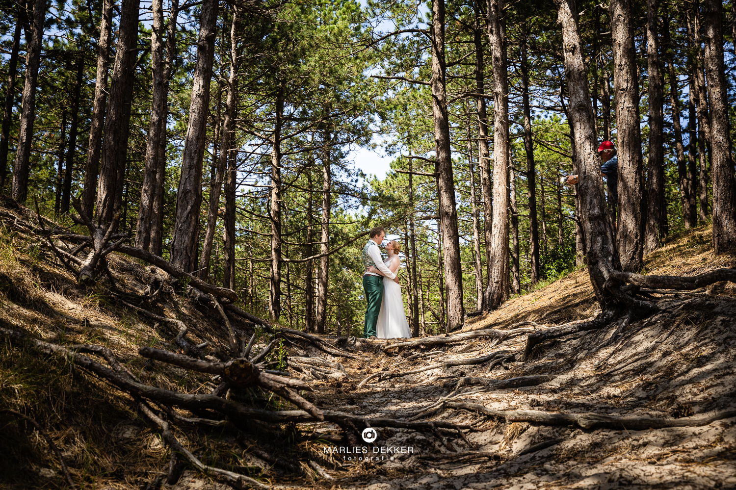 Trouwen op Terschelling trouwfotograaf heartbreakhotel, in het bos van Hoorn gaan we de fotoshoot doen