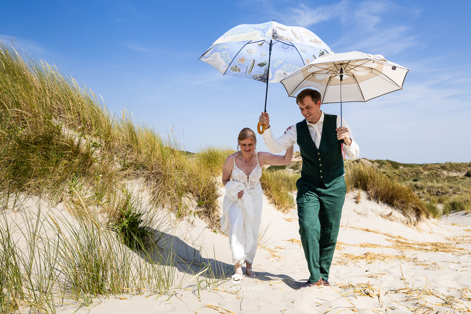Trouwen op Terschelling trouwfotograaf heartbreakhotel, door het duin wandelen we naar de ceremonie