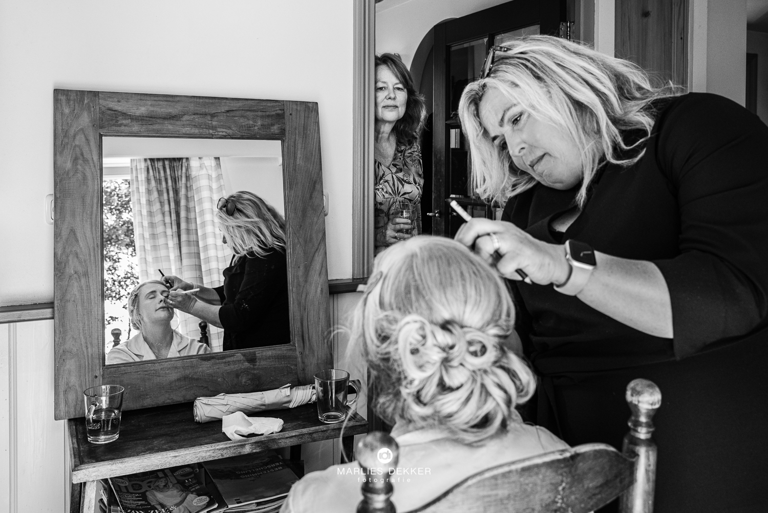 Trouwen op Terschelling trouwfotograaf heartbreakhotel, het haar wordt opgemaakt