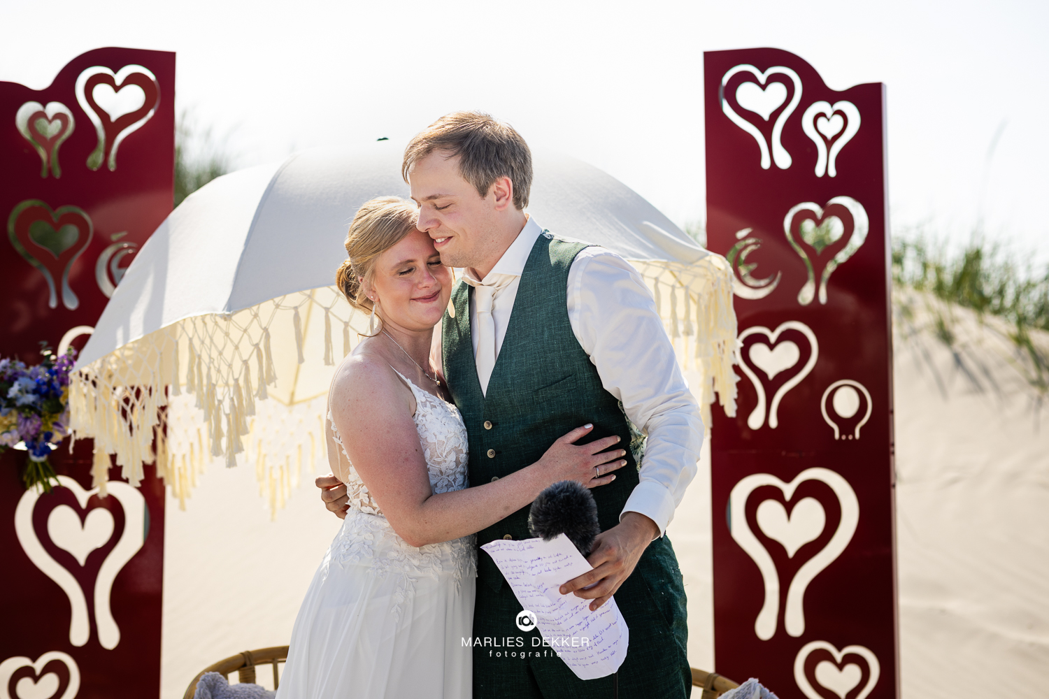 Trouwen op Terschelling trouwfotograaf heartbreakhotel, heerlijk samen