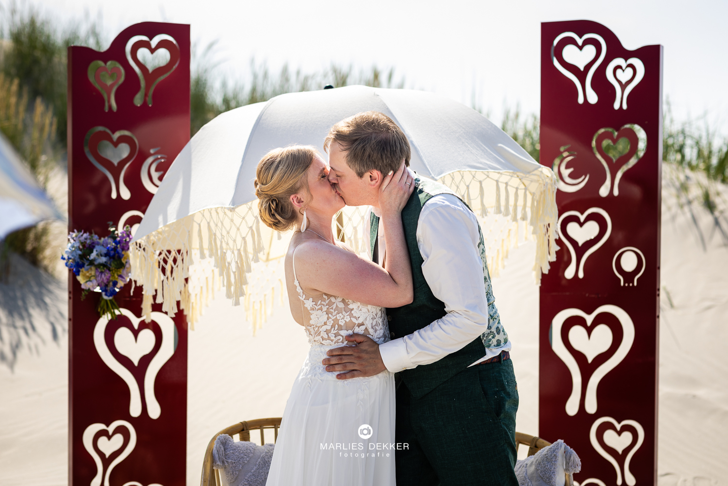 Trouwen op Terschelling trouwfotograaf heartbreakhotel, de kus