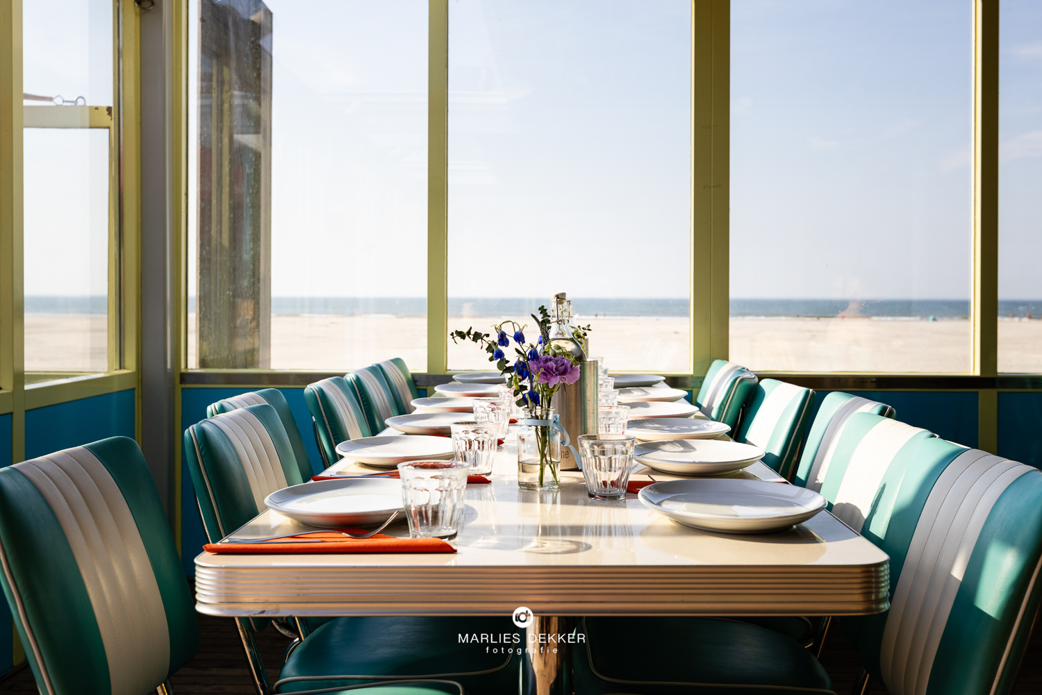 Trouwen op Terschelling trouwfotograaf heartbreakhotel, de dinertafel