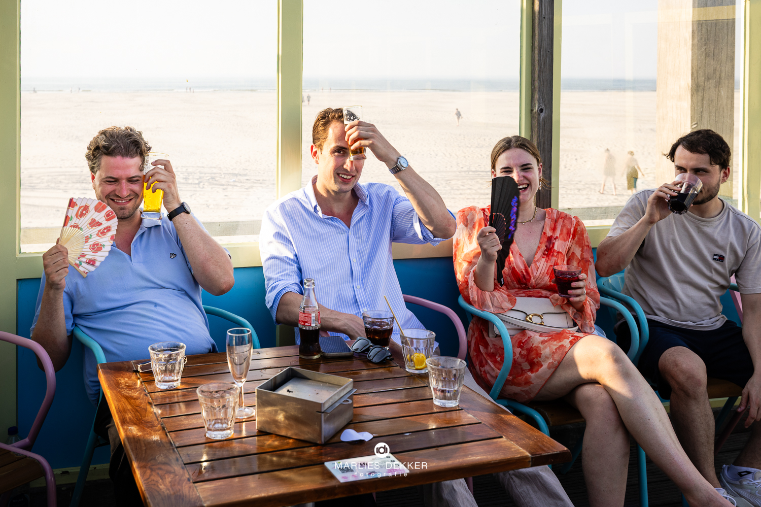 Trouwen op Terschelling trouwfotograaf heartbreakhotel, het is warm