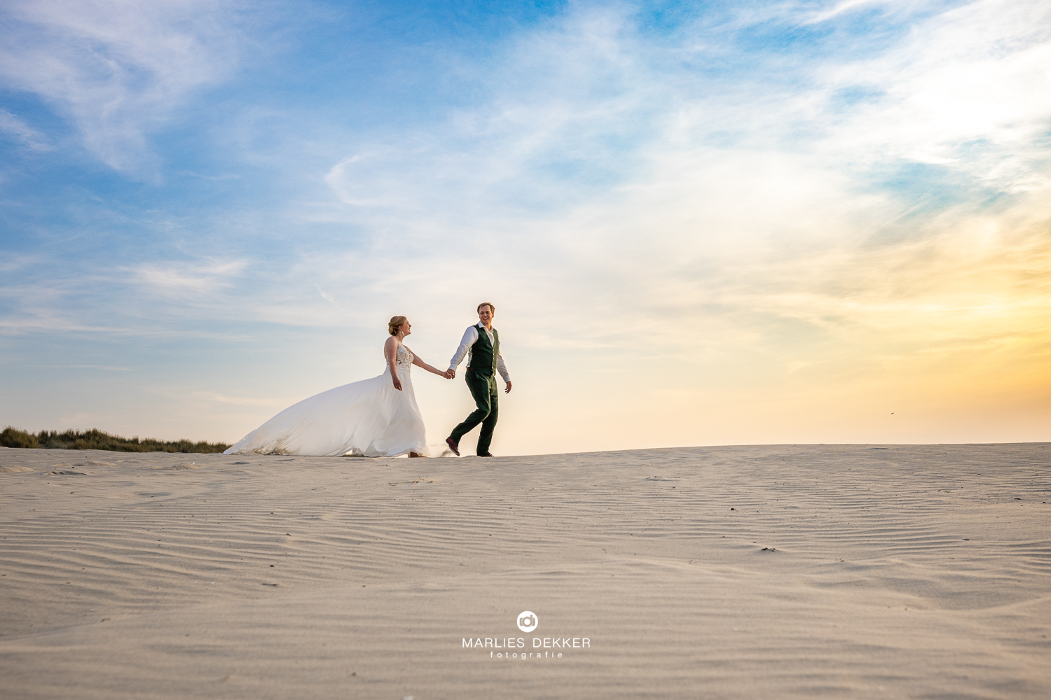 Trouwen op Terschelling trouwfotograaf heartbreakhotel, fotoshoot op het strand