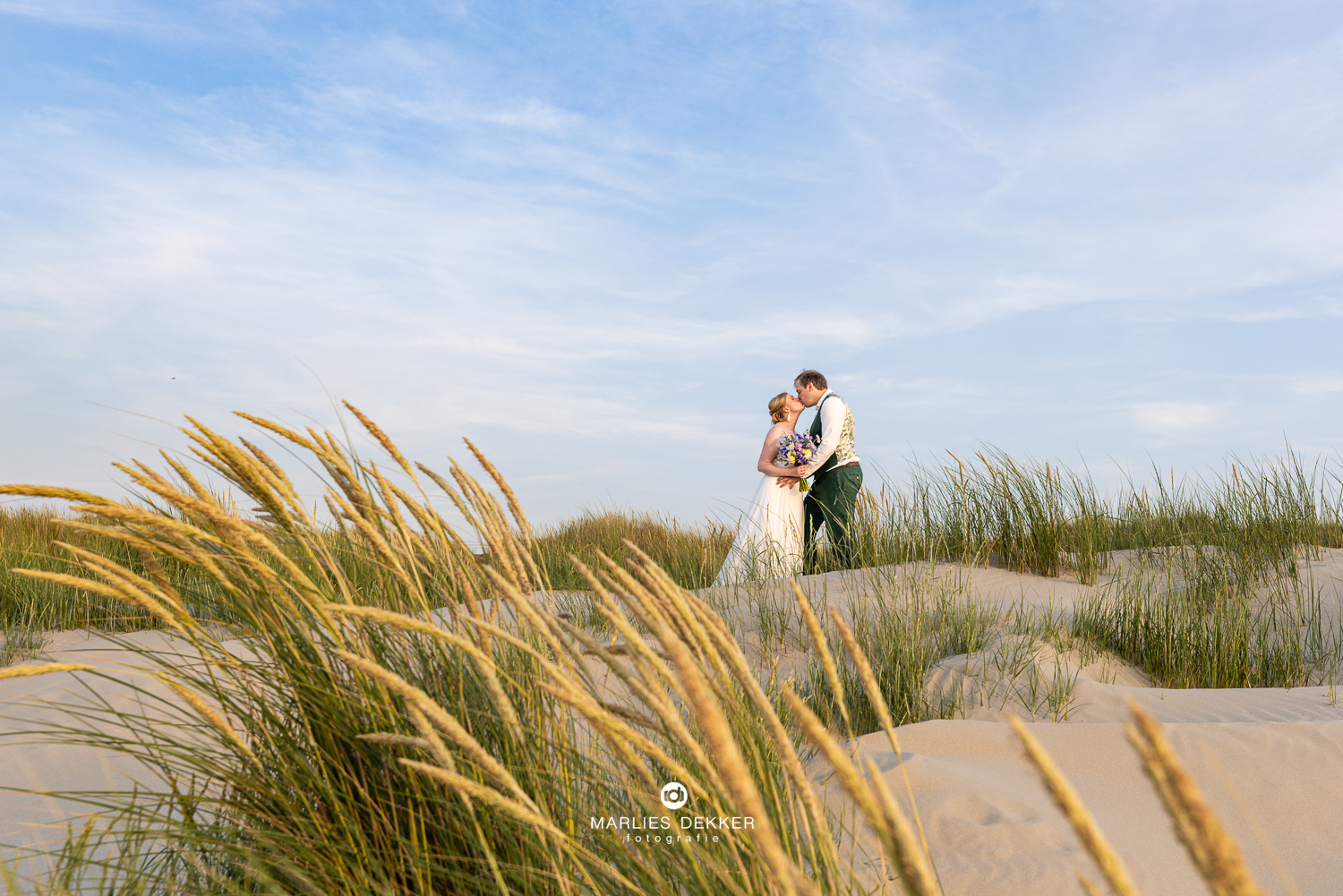 Trouwen op Terschelling trouwfotograaf heartbreakhotel, fotoshoot in de duinen