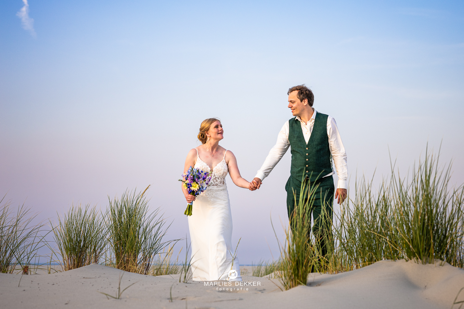 Trouwen op Terschelling trouwfotograaf heartbreakhotel, fotoshot in Oosterend