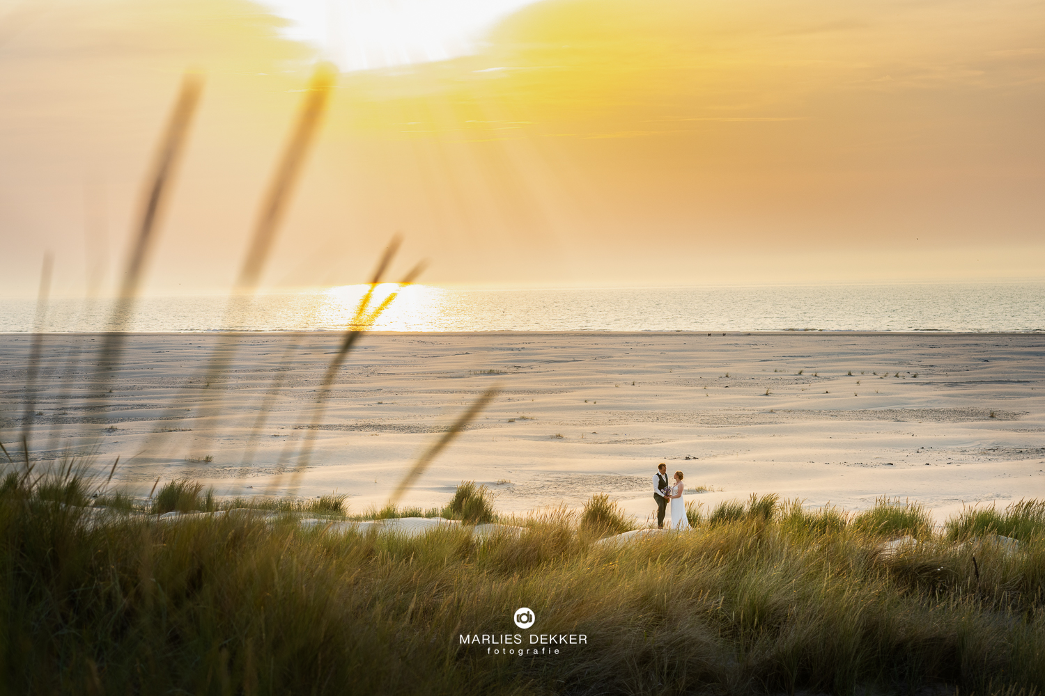 Trouwen op Terschelling trouwfotograaf heartbreakhotel, zonnestralen