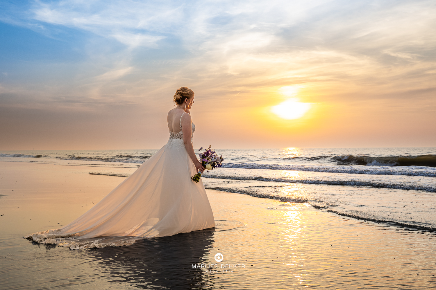 v sunset op het strand , een zonsondergang