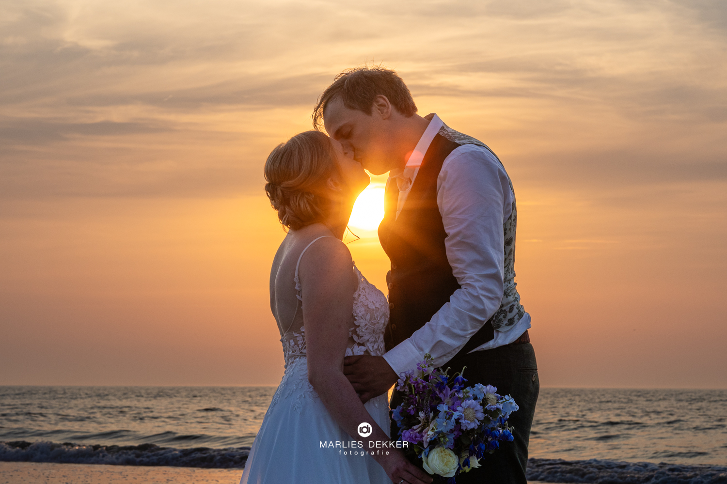 Trouwen op Terschelling trouwfotograaf heartbreakhotel, zonsondergang
