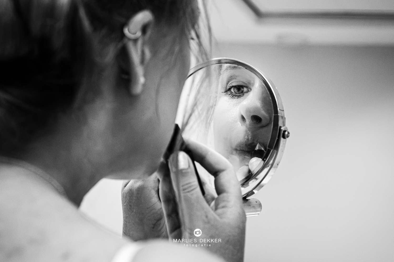 Trouwen op Terschelling trouwfotograaf heartbreakhotel, nog even de lipstick bijwerken