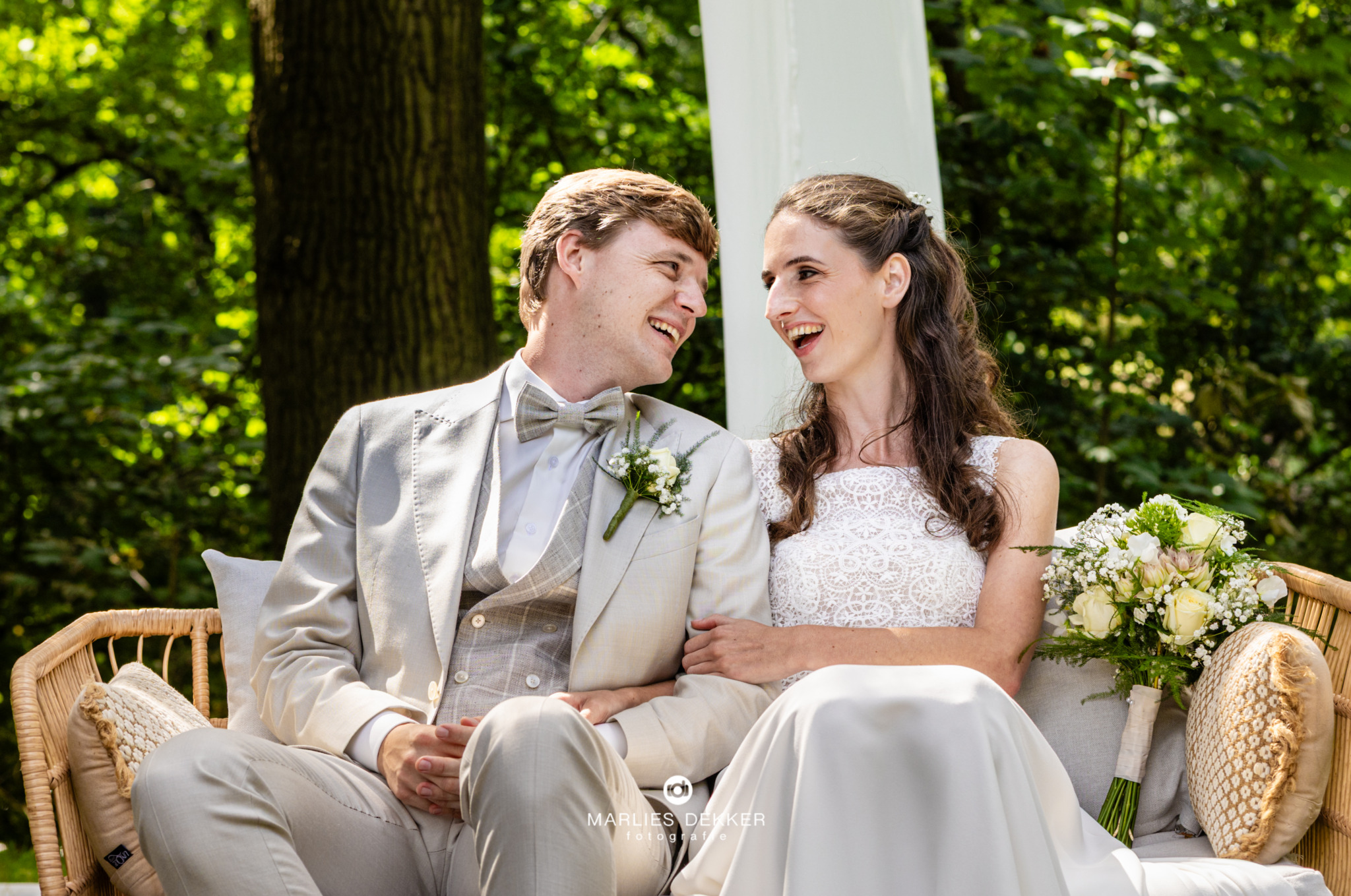 Trouwen met Trouwfotograafb Marlies bij Fort bij Vechten Bunnik, samen verliefd