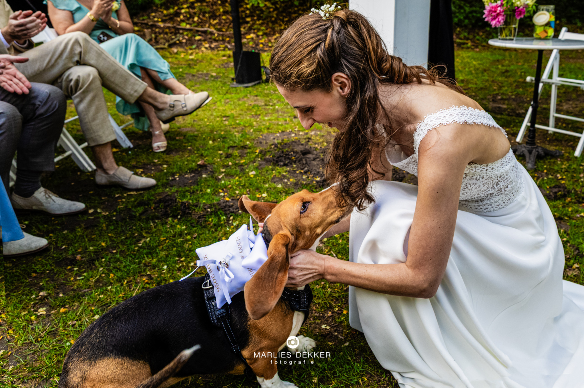 Trouwen met Trouwfotograafb Marlies bij Fort bij Vechten Bunnik, ringen hond