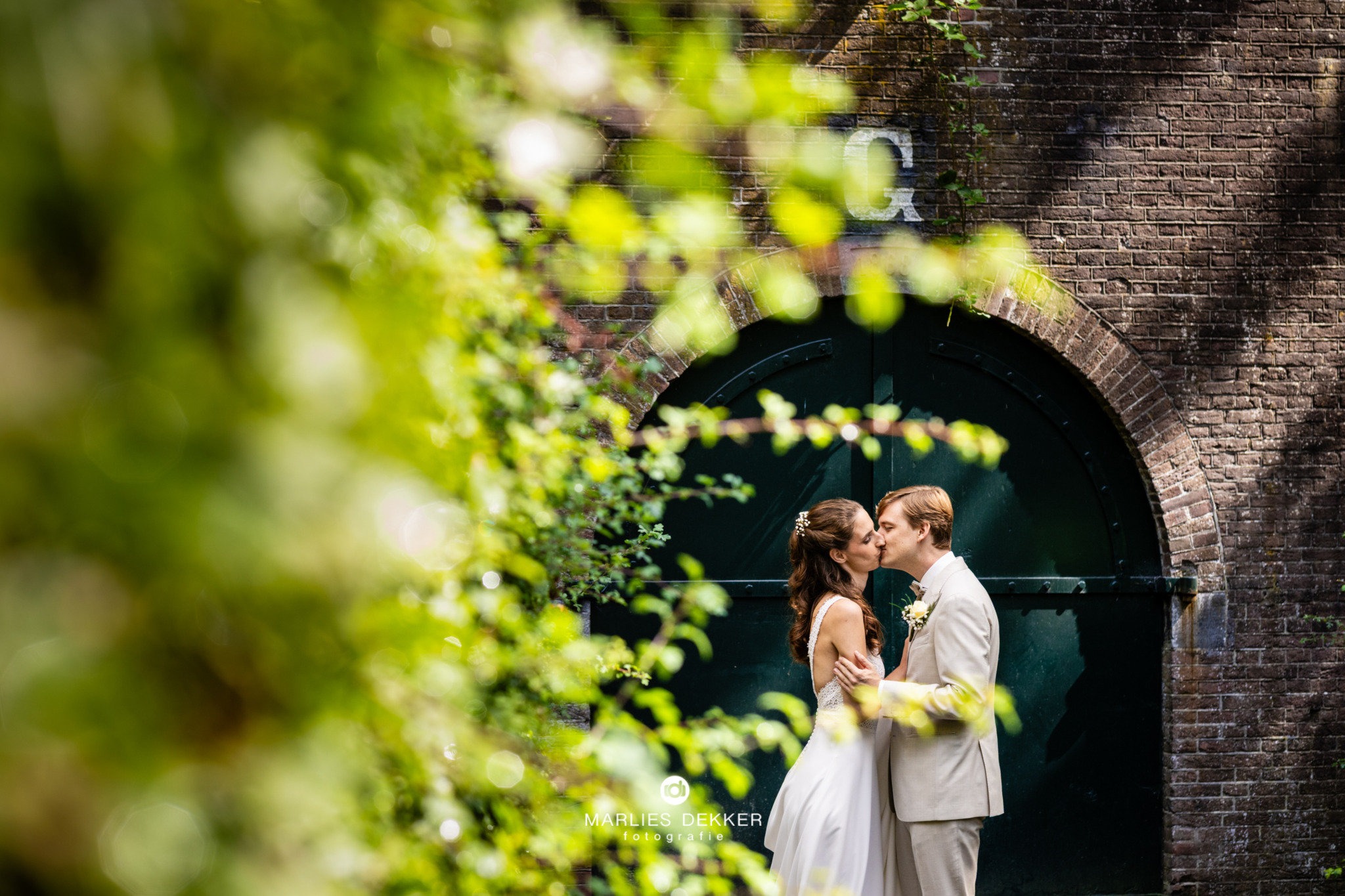 Trouwen met Trouwfotograafb Marlies bij Fort bij Vechten Bunnik mooi die shoot
