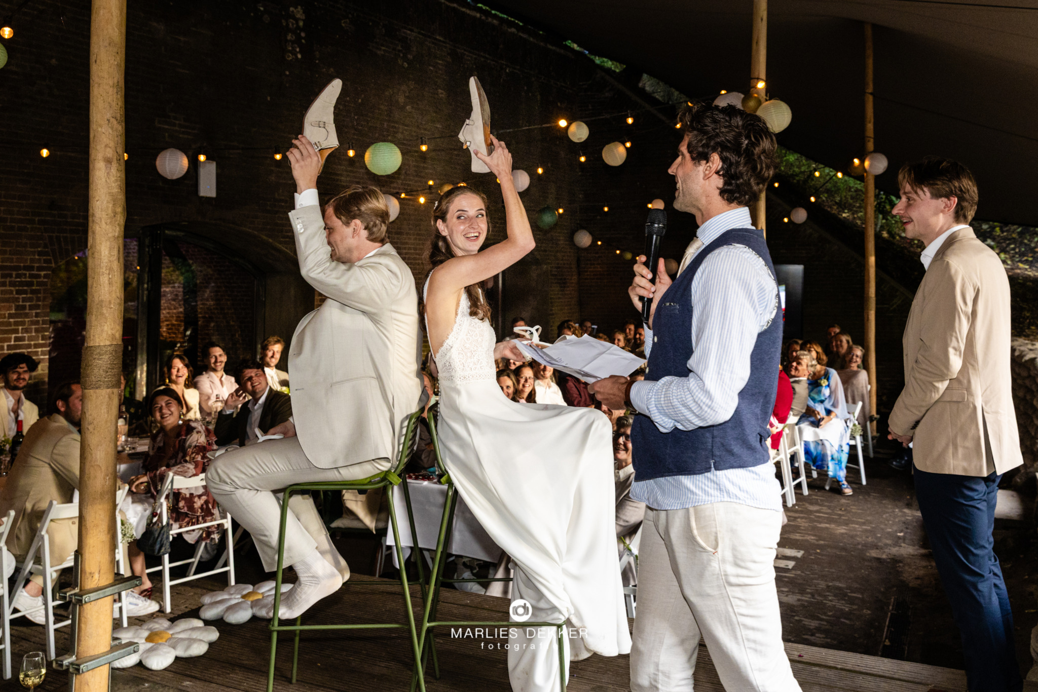 Trouwen met Trouwfotograafb Marlies bij Fort bij Vechten Bunnik, met schoenen
