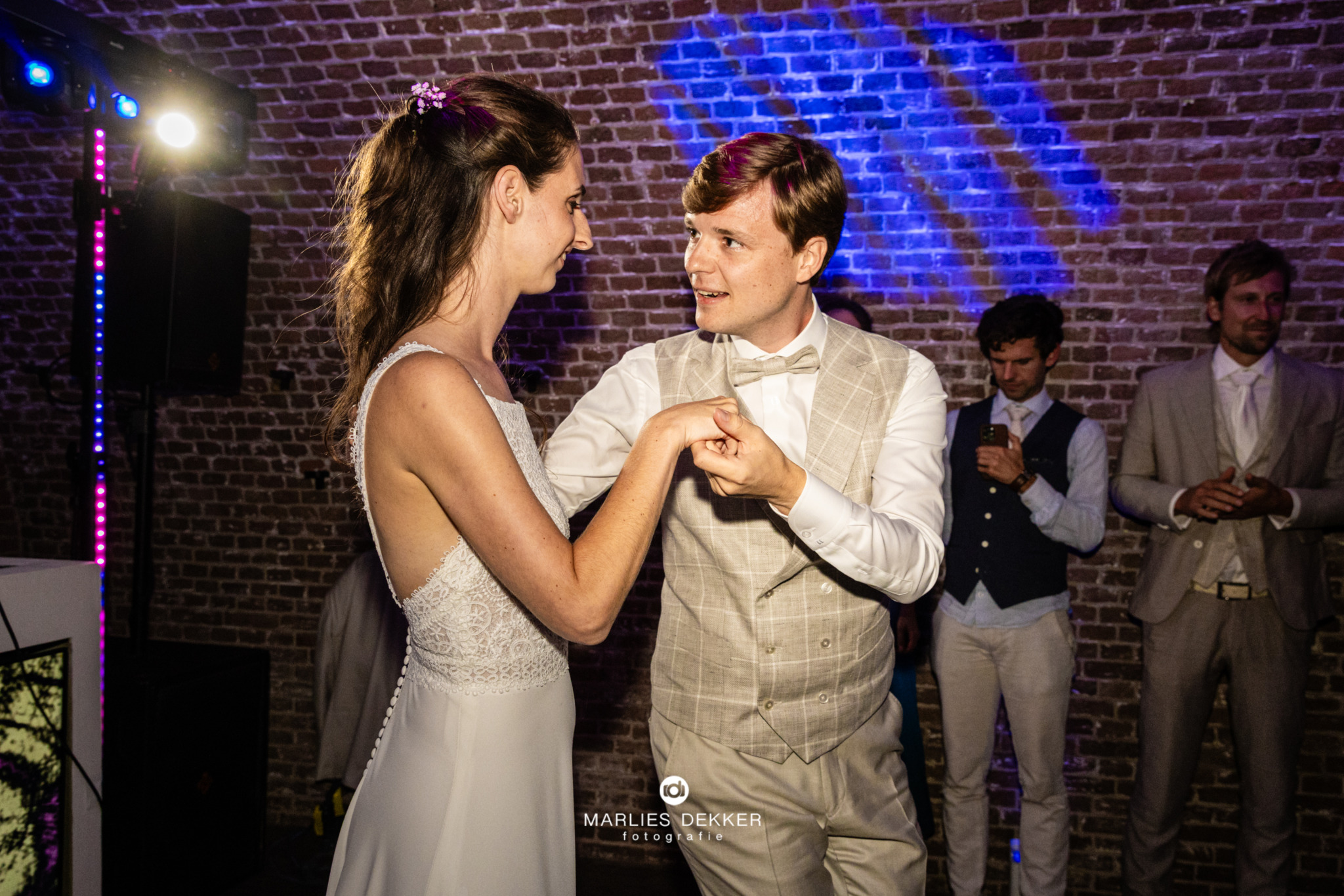 Trouwen met Trouwfotograafb Marlies bij Fort bij Vechten Bunnik , eerste dans