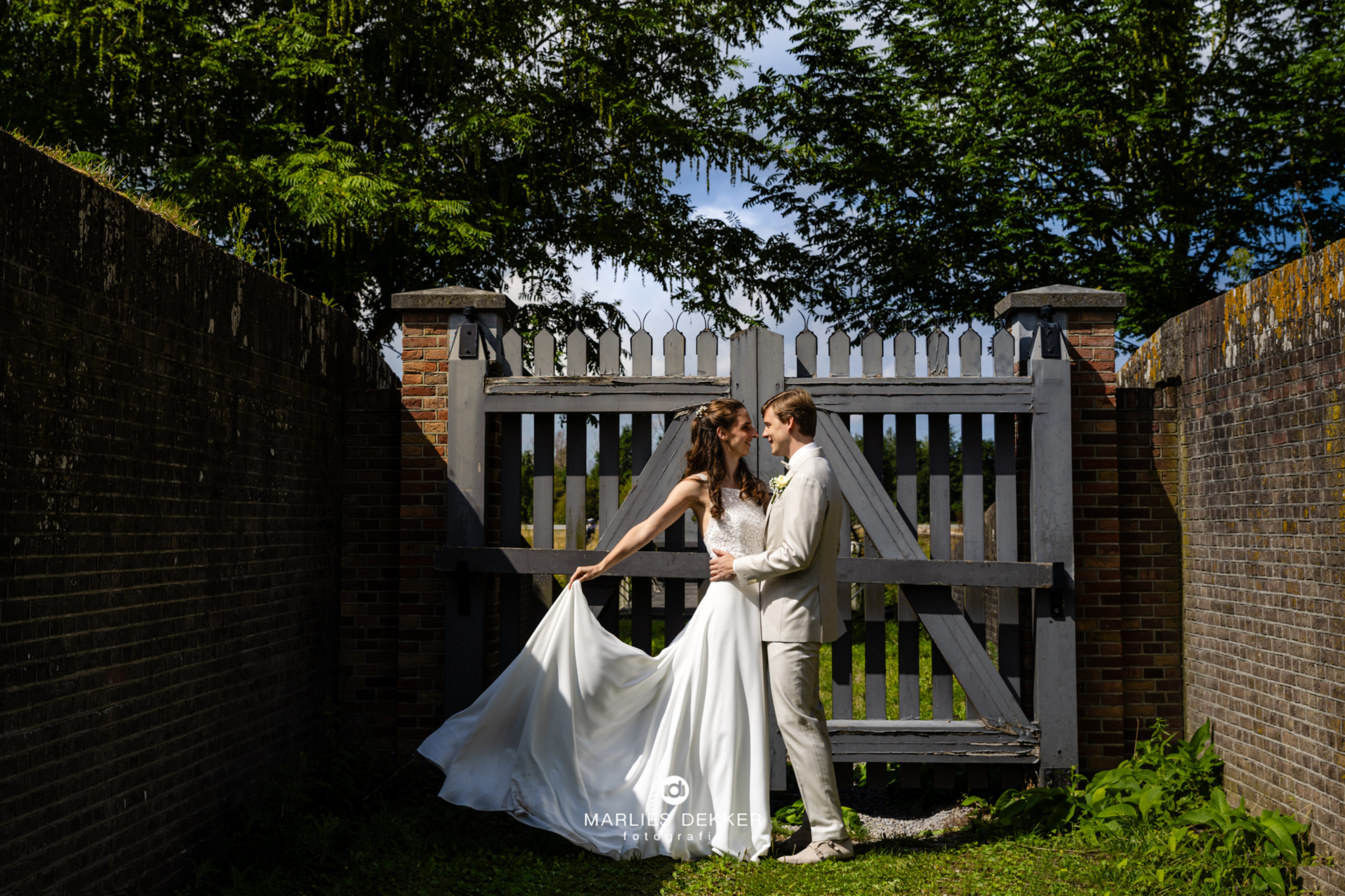Trouwen met Trouwfotograafb Marlies bij Fort bij Vechten Bunnik het hek